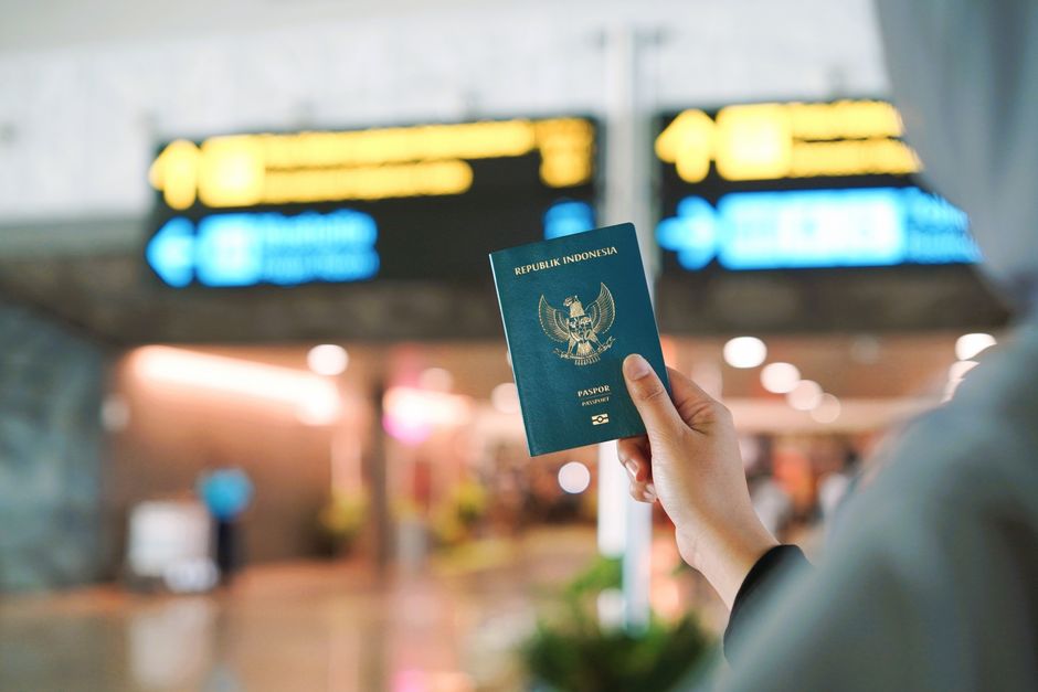 Airport Layover Stretches and Snacks That Actually Help