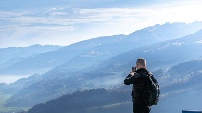 8 Best Apps for Solo Travelers to Meet People and Stay Connected (2026)