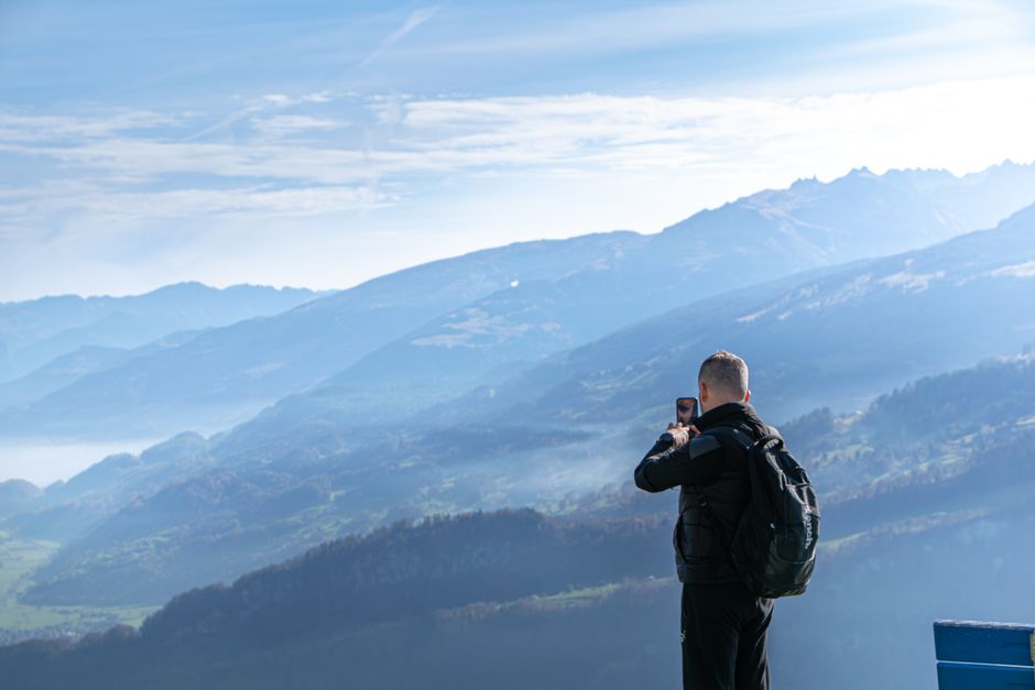 8 Best Apps for Solo Travelers to Meet People and Stay Connected (2026)